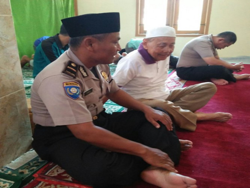 IMG-panit-1-binmas-polsek-batu-ceper-ipda-ismail-laksanakan-sholat-dzuhur-berjamaah