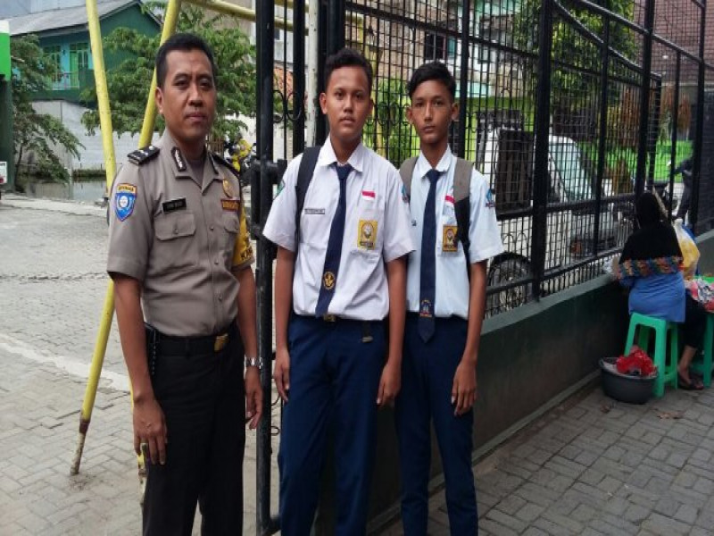 IMG-kegiatan-polisi-keliling-sekolah-bhabinkamtibmas-aipda-tonib-mengawasi-unbk-di-sekolah-sma-al-ayaniah