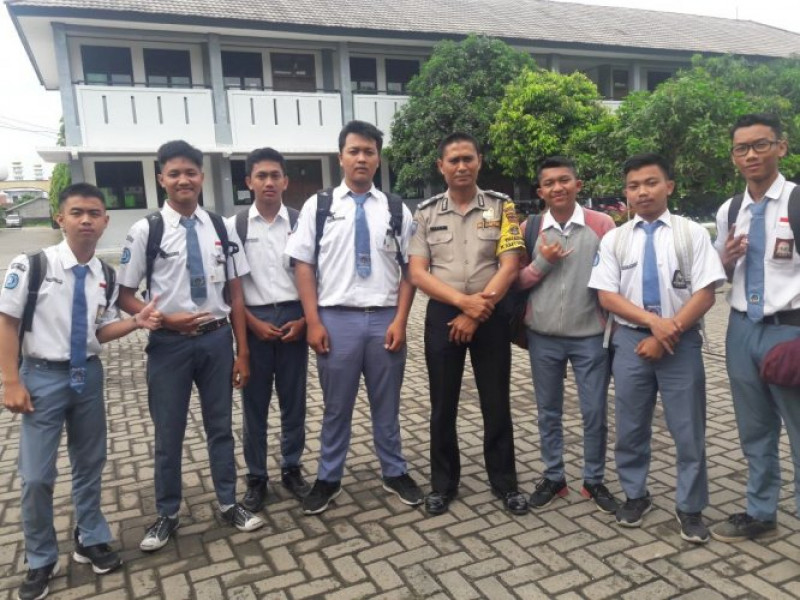 IMG-sambang-dialogis-kepada-siswa-sekolah-sma-14-brigadir-joni-memberikan-himbauan