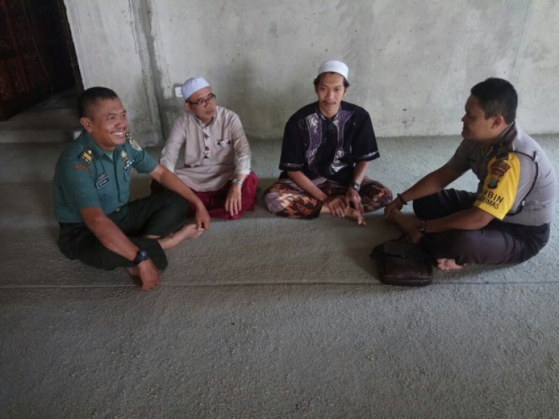 IMG-bripka-m-zaenudin-dan-peltu-setiyanto-bincang-bersama-dkm-usai-shalat-dzuhur-berjamaah