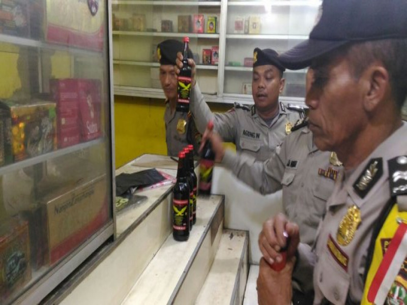 IMG-gelar-operasi-miras-polsek-jatiuwung-sita-miras-jenis-ciu-dari-3-warung-jamu