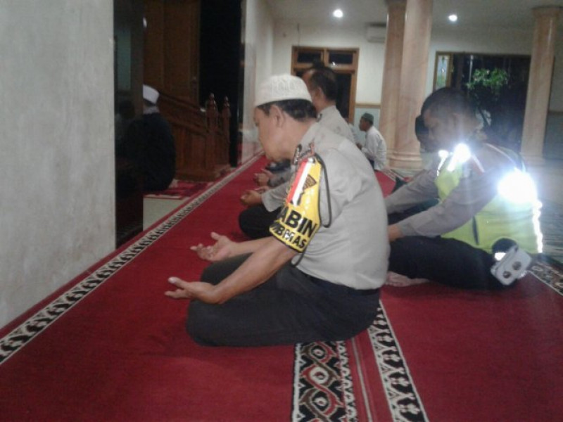 IMG-anggota-polsek-jatiuwung-rutin-melakukan-shalat-subuh-berjamaah-di-masjid-bersama-warga