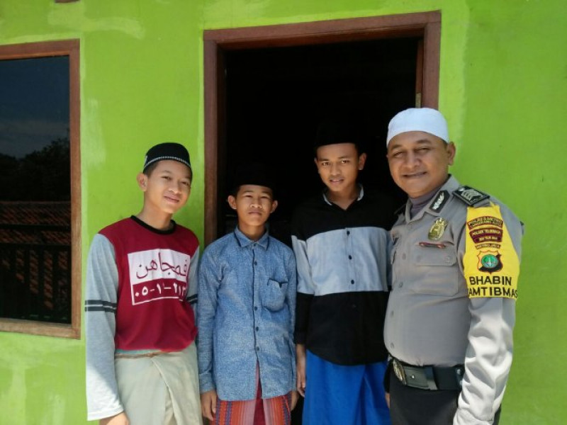 IMG-polsantren-bripka-deny-di-ponpes-kimiatussaadah-tingkatkan-silaturrahmi