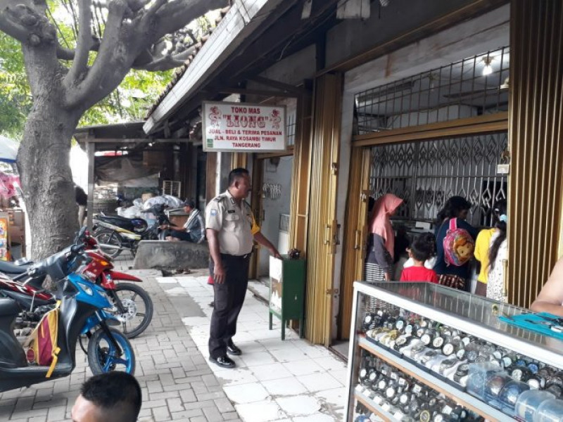 IMG-pantau-harga-emas-antisipasi-gejolak-warga-aiptu-daryono-berikan-pengamanan