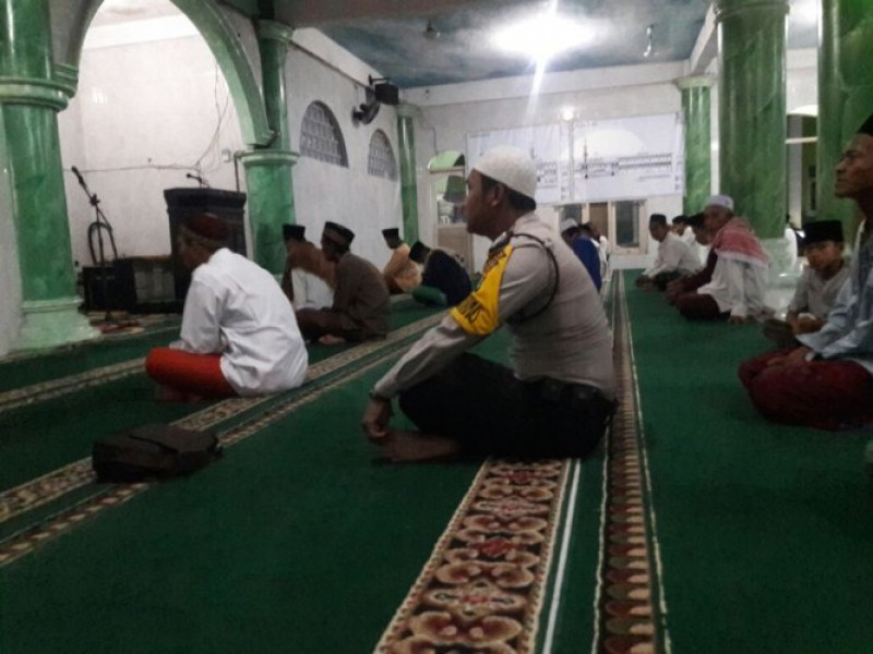 IMG-cegah-berita-hoax-himbauan-bripka-sodikin-saat-sholat-magrib-dimasjid-baitul-makmur