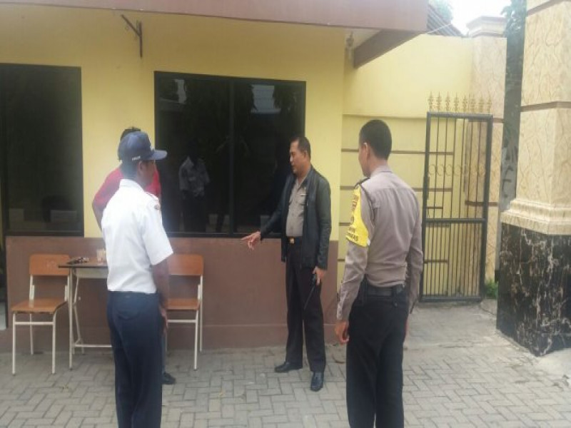 IMG-kapolsek-batu-ceper-meninjau-anggotannya-yang-sedang-melaksanakan-pengamanan-unbk-di-sekolah-sma-14-batu-ceper-kota-tangerang