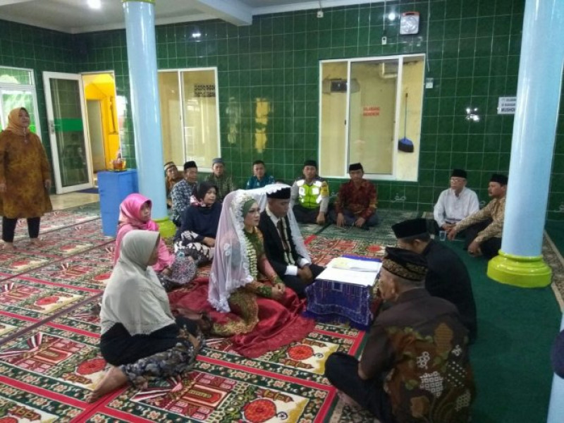 IMG-bhabinkamtibmas-polsek-batu-ceper-saksikan-prosesi-pernikahan