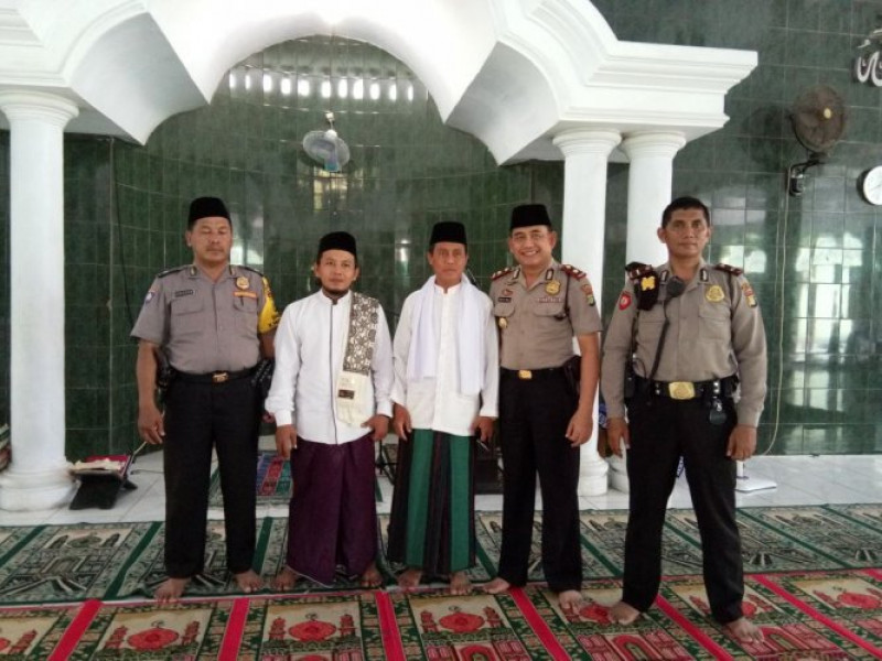 IMG-kapolsek-batu-ceper-laksanakan-jumat-keliling-sholat-jumat-berjamaah-bersama-warga