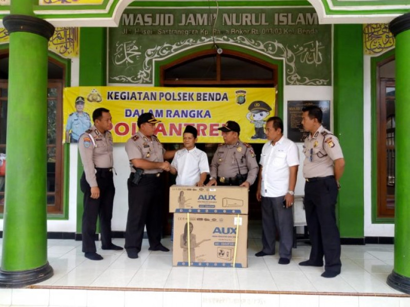 IMG-polsek-benda-tangerang-kota-berikan-bantuan-1-satu-unit-ac-masjid-jami-nurul-islam