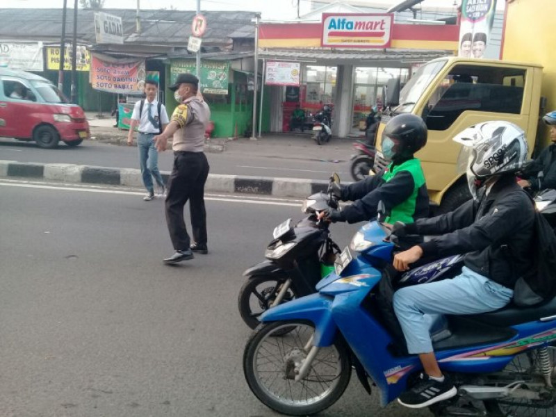 IMG-binmas-polsek-jatiuwung-berikan-pelayanan-kepada-penyebrang-jalan-saat-gatur-lalin-di-depan-rs-an-nisa