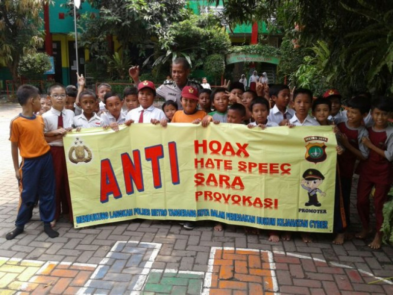 IMG-bersama-pelajar-sd-negeri-sangiang-jaya-aiptu-suwarji-deklarasikan-anti-hoax