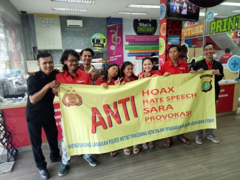 IMG-bhabinkamtibmas-polsek-cipondoh-bersama-karyawan-deklarasikan-anti-hoax