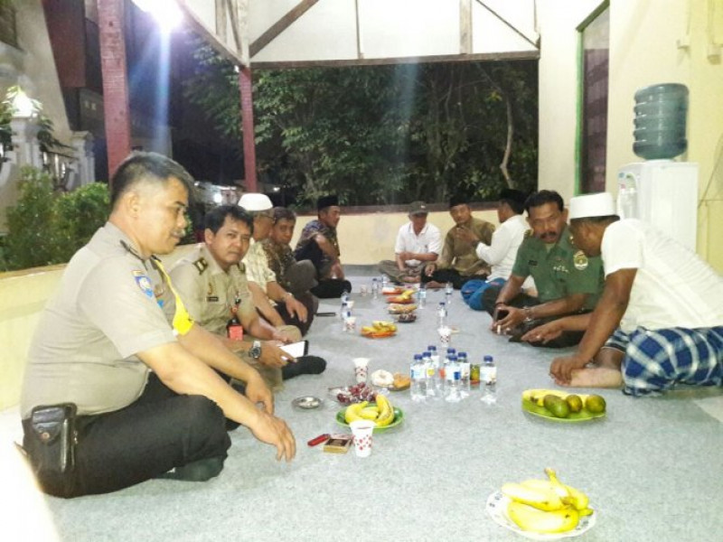 IMG-sambangi-warganya-bhabinkamtibmas-polsek-cipondoh-ajak-untuk-datangi-bilik-saat-pemilukada