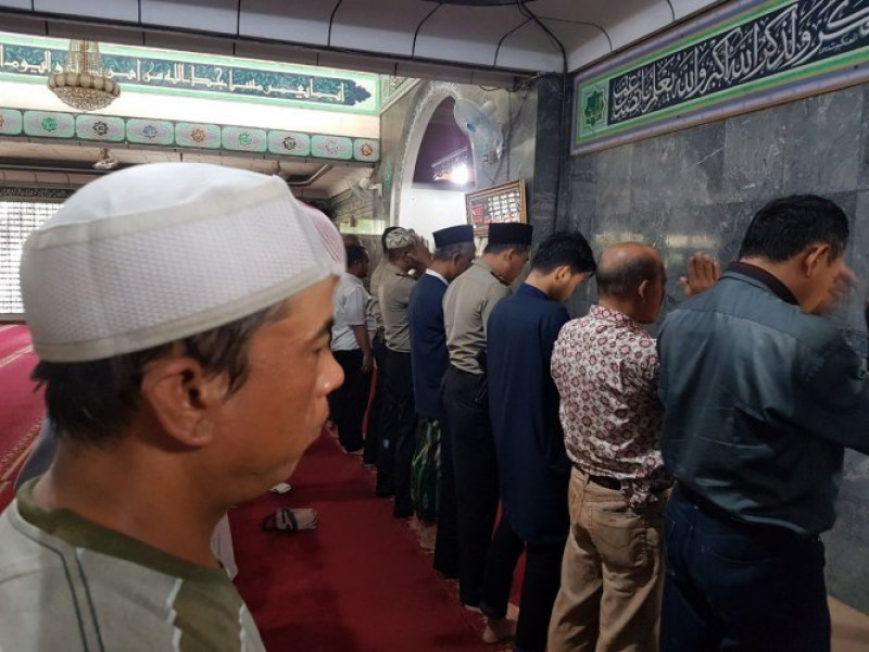 IMG-kapolsek-batu-ceper-kompol-hidayat-iwan-irawanshma-melaksanakan-sholat-dzuhur-berjamaah-di-masjid-al-huda