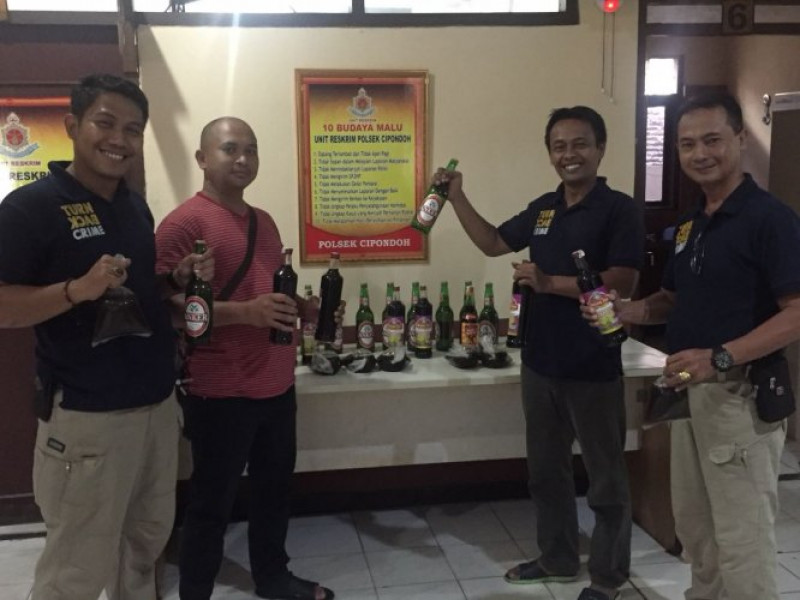 IMG-minimalisir-jatuhnya-korban-akibat-miras-oplosan-unit-reskrim-polsek-cipondoh-lakukan-razia