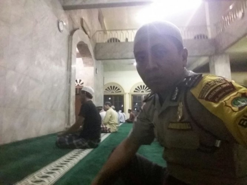 IMG-bhabinkamtibmas-aipda-toni-budi-laksanakan-sholat-subuh-berjamaah-di-masjid-jami-an-nur