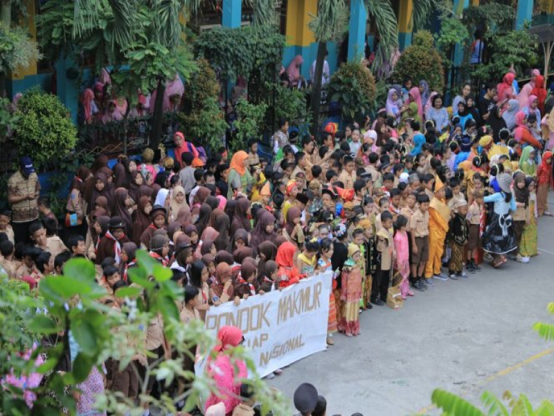 IMG-ratusan-siswa-sd-ikuti-karnaval-pakai-baju-adat-dan-daur-ulang