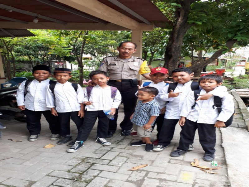 IMG-giat-polkiss-bhabinkamtibmas-kelurahan-poris-jaya-menyambangi-sekolah-sd-negeri-2-poris-jaya-batu-ceper