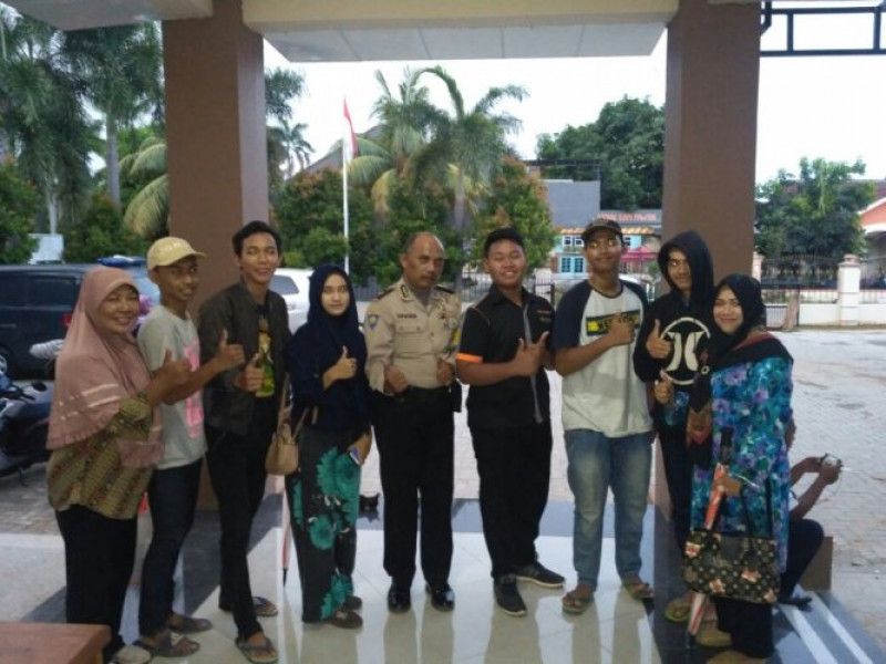 IMG-walaupun-hari-libur-bhabinkamtibmas-polsek-cipondoh-tetap-melaksanakan-sambang-ajak-warga-sukseskan-pemilukada