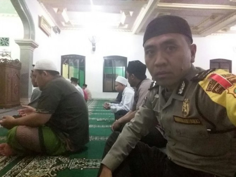 IMG-bhabinkamtibmas-laksanakan-sholat-subuh-berjamaah-di-masjid-nurul-hikmah