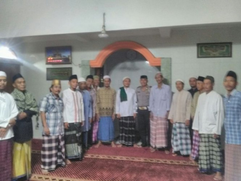 IMG-kanit-lantas-polsek-batu-ceper-laksanakan-sholat-subuh-berjamaah-bersama-warga