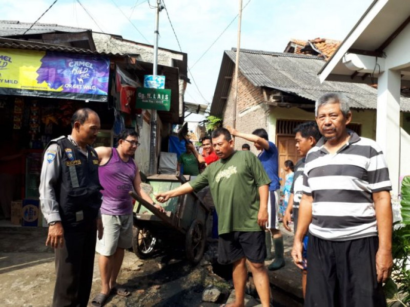 IMG-tunjukkan-solidaritas-bhabinkamtibmas-aiptu-sucipto-ikut-kerja-bhakti-bersama-warga