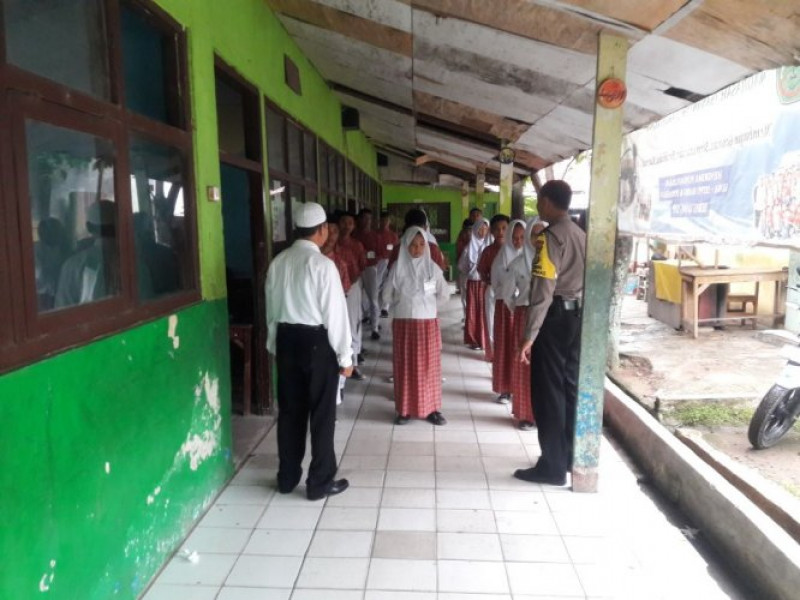 IMG-bhabinkamtibmas-laksanakan-pengamanan-dan-pengawasan-terhadap-unbk-di-smp-mts-darusalam-batu-sari