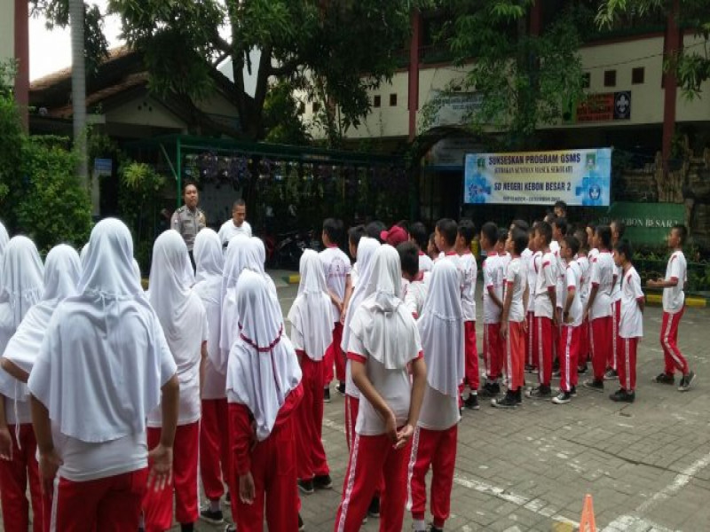 IMG-giat-polkiss-bhabinkamtibmas-aiptu-khamdoko-sambang-dialogis-dengan-murid-murid-sekolah-sdn-kebon-besar-batu-ceper