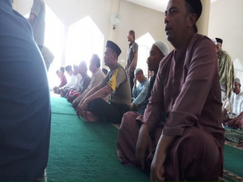 IMG-giat-polsantren-bhabinkamtibmas-brigadir-joni-sholat-dzuhur-berjamaah-di-masjid-al-falah