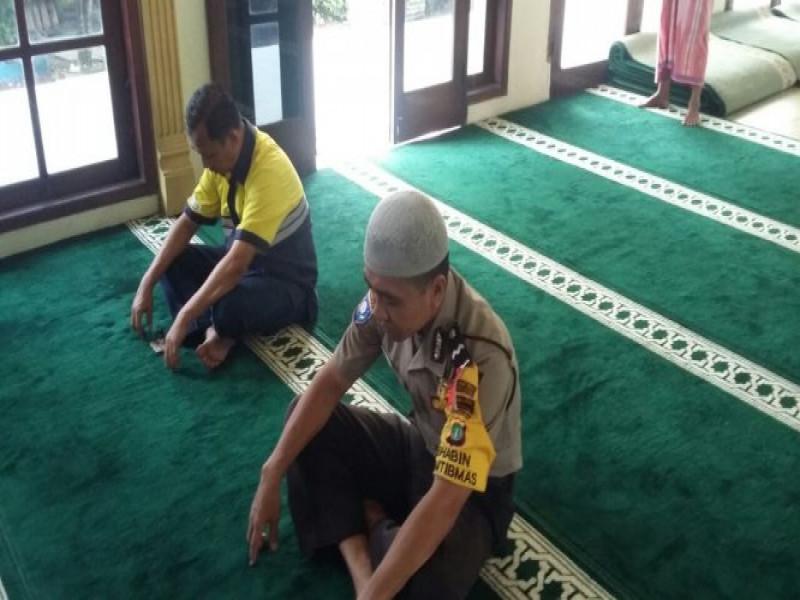 IMG-kegiatan-polsantren-bhabinkamtibmas-kelkebon-besar-aipda-toni-budi-laksanakan-sholat-dzuhur-berjamaah-di-masjid-jami-an-nur