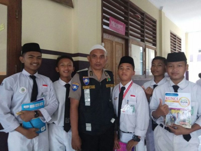 IMG-lakukan-pemantauan-unbk-bhabinkamtibmas-polsek-cipondoh-ajak-hati-hati-berita-hoax