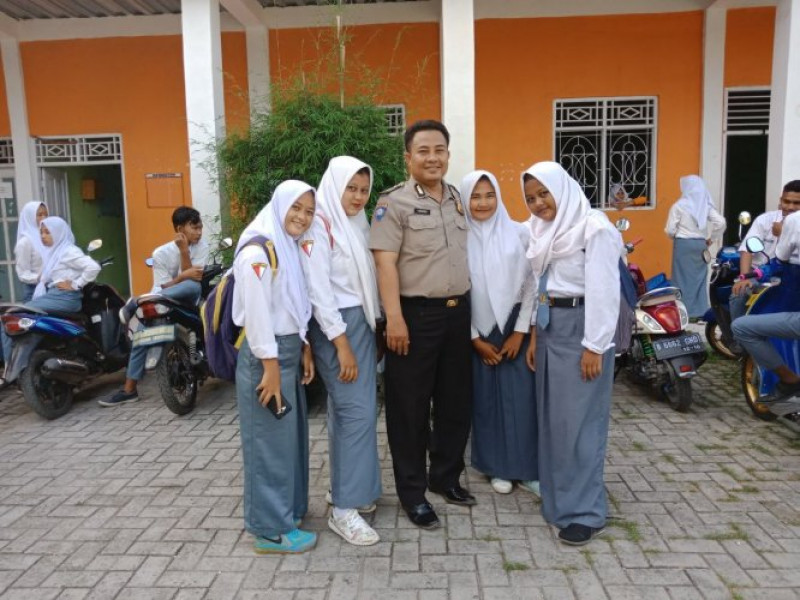 IMG-sampaikan-situasi-menjelang-pilkada-bripka-suhendra-kunjungi-smk-cemerlang