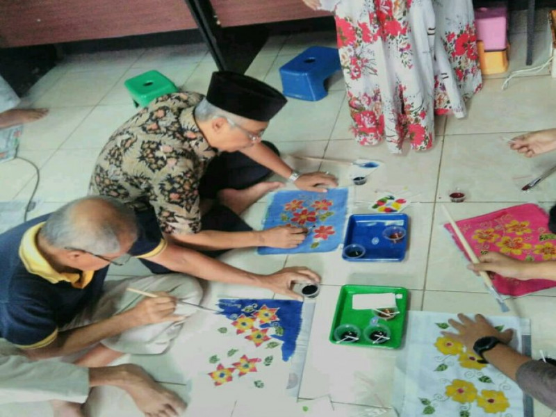 IMG-16-pria-ikuti-pelatihan-membatik-di-kampung-batik