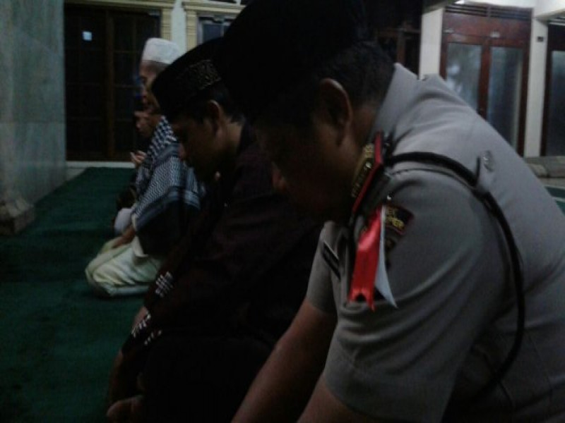 IMG-kanit-binmas-polsek-batu-ceper-akp-hendis-dan-anggota-nya-aiptu-suharno-melaksanakan-sholat-subuh-berjamaah-bersama-warga