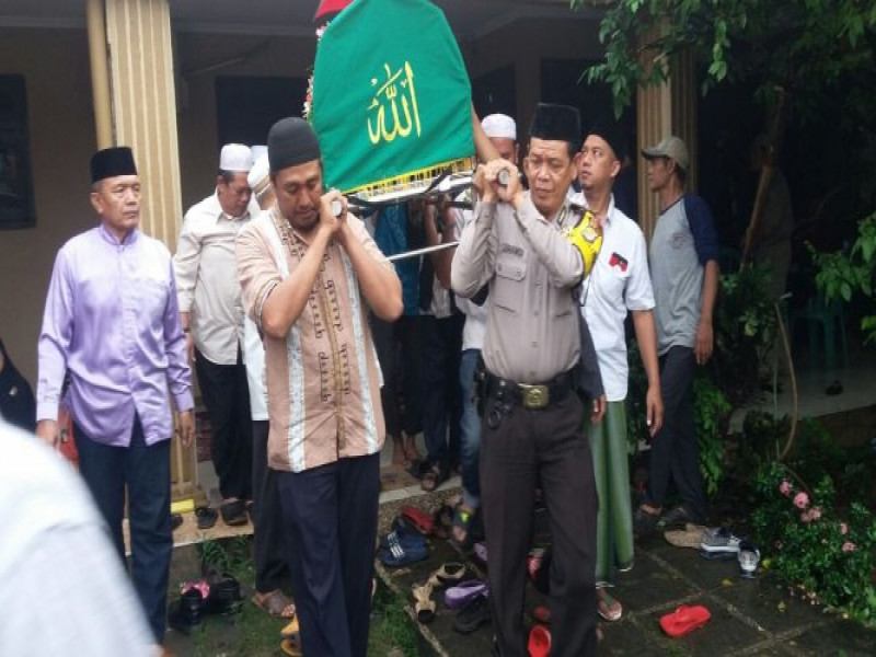 IMG-aiptu-suhandi-bhabinkamtibmas-polsek-cipondoh-takziah-ke-kediaman-warganya-yang-meninggal