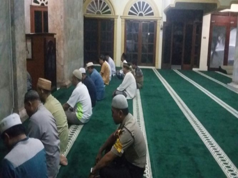 IMG-kegiatan-program-polsantren-kanit-binmas-polsek-batu-ceper-dan-bhabinkamtibmas-laksanakan-sholat-subuh-berjamaah-bersama-warga