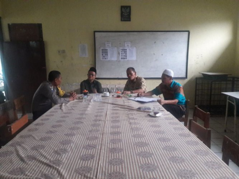 IMG-pengamanan-unbk-di-smp-mts-darusalam-batu-sari-telah-dilakukan-oleh-bhabinkamtibmas-brigadir-joni
