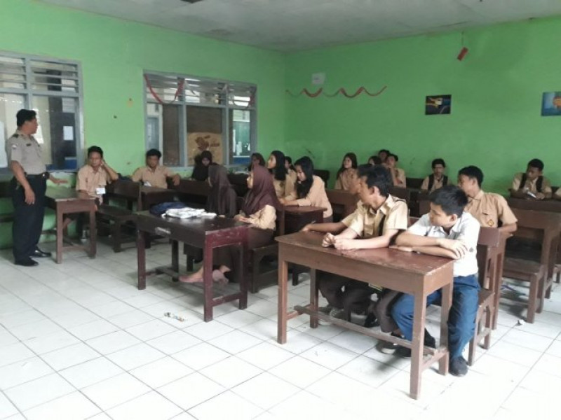 IMG-kegiatan-realisasi-program-polkiss-bhabinkamtibmas-aiptu-suharno-laksanakan-pengamanan-ujian-unbk-di-smp-pgri-batu-ceper