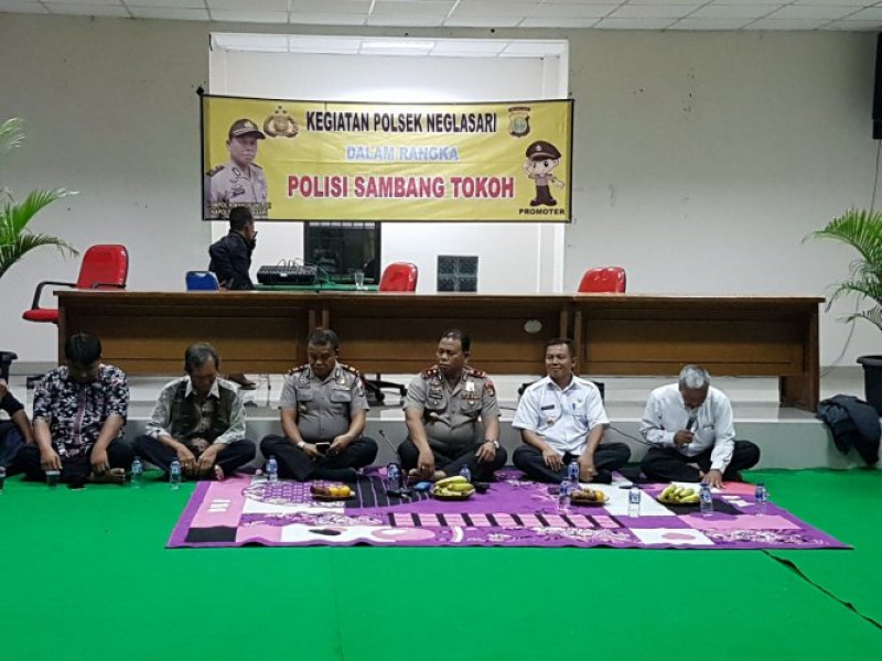 IMG-silaturahmi-kapolsek-neglasari-kompol-r-manurung-sh-dengan-para-tokoh-dan-warga-kelurahan-neglasari