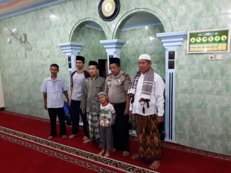 IMG-anggota-personil-polsek-batu-ceper-laksanakan-program-polsantren-dengan-kegiatan-sholat-subuh-berjamaah-bersama-dan-sambang-warga