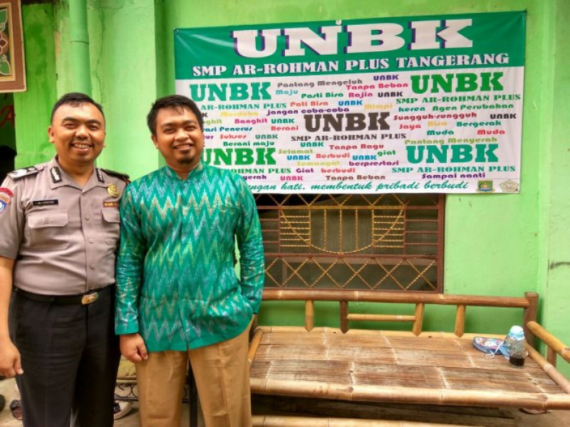 IMG-berikan-senyuman-kepada-guru-bhabinkamtibmas-brigadir-ali-bantu-pengamanan-ujian-unbk-sekolah-smp-arrohman-batu-ceper