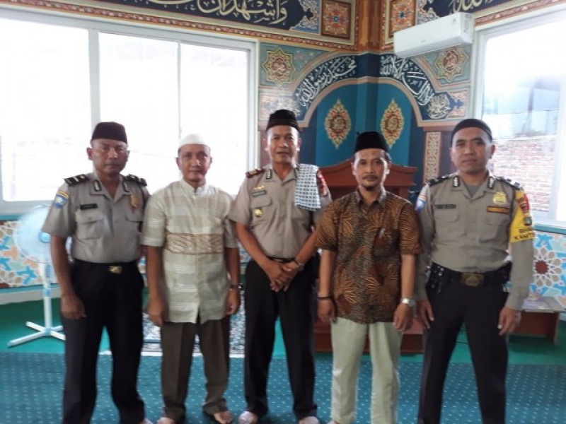 IMG-wakapolsek-batu-ceper-melaksanakan-sholat-jumat-berjamaah-sekaligus-sambang-dialogis-ke-masjid-al-makmur-ptindofoot