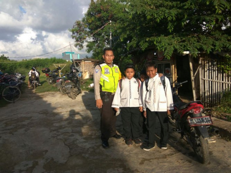 IMG-kegiatan-bhabinkamtibmas-aiptu-exwanto-datangi-dan-sambangi-murid-sekolah-sdn-poris-gaga