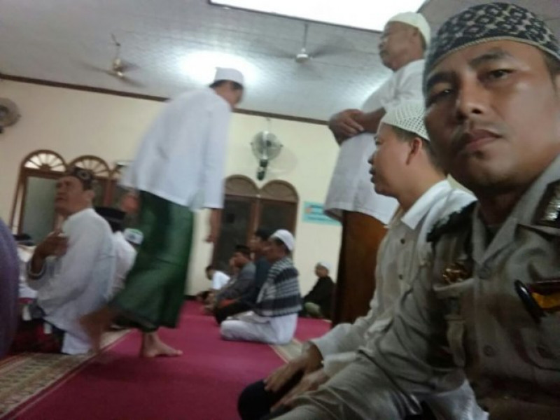 IMG-rapatkan-barisan-saf-bhabinkamtibmas-laksanakan-sholat-subuh-berjamaah-bersama-warga