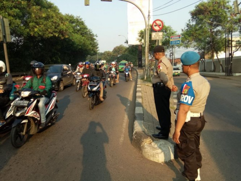 IMG-berdiri-tegap-di-area-jalan-raya-personil-polsek-batu-ceper-laksanakan-gatur-lalin-pagi