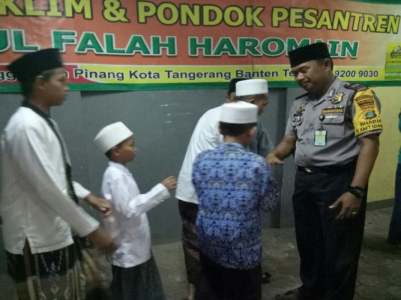 IMG-laksanakan-program-polsantren-aiptu-mulyadih-kunjungi-ponpes-nurul-falah-haromain