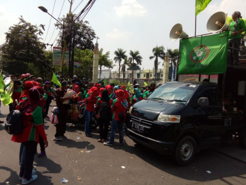 IMG-kegiatan-aksi-massa-buruh-fsp-farkes-reformasi-batu-ceper-dalam-rangka-hari-buruh-may-day-2018-ke-istana-negara-jakarta-pusat