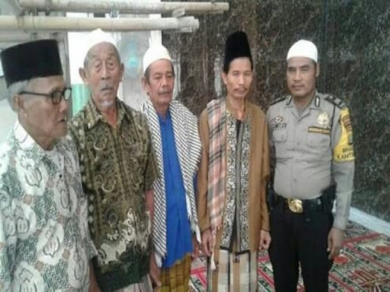 IMG-aiptu-slamet-tingkatkan-silaturahmi-dengan-shalat-shubuh-berjamaah-bersama-warga-neglasari