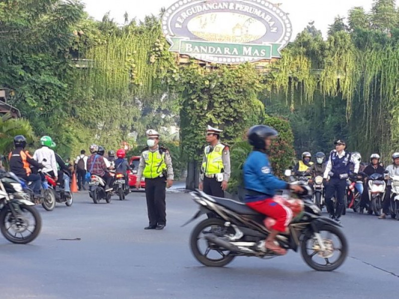 IMG-senyum-dan-sapa-iptu-hendro-bayu-di-pagi-hari-berikan-semangat-masyarakat-memulai-aktivitas