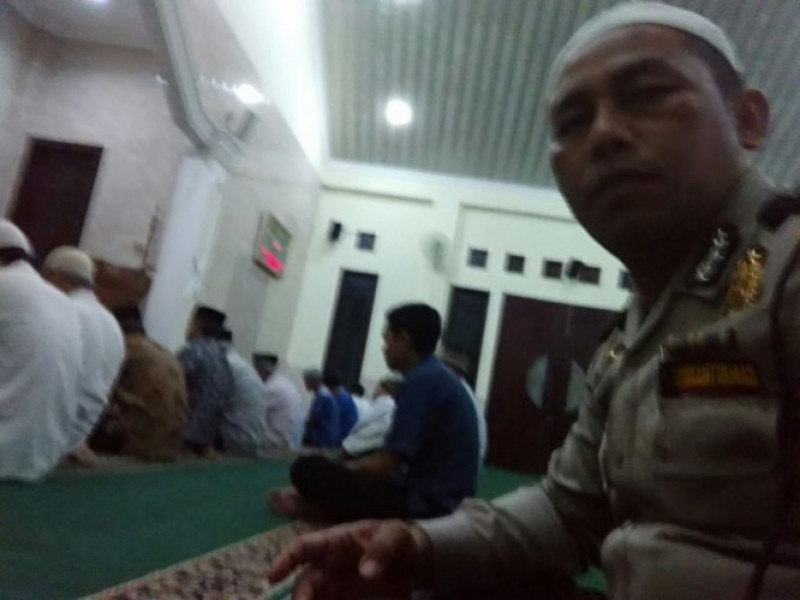 IMG-bhabinkamtibmas-aiptu-exwanto-sholat-berjamaah-bersama-warga-di-masjid-as-salam